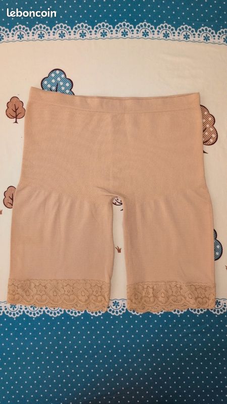 Short collant beige avec dentelle taille s (image 1)
