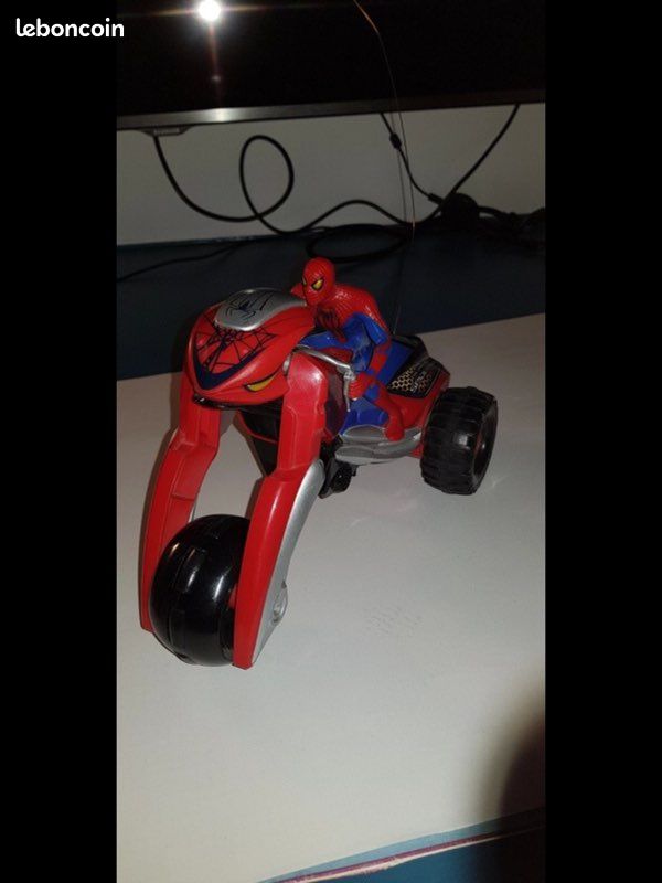 Voiture télécommandée SpiderMan (image 1)