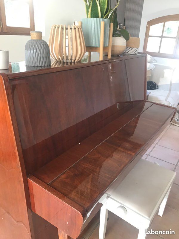 Piano (image 1)