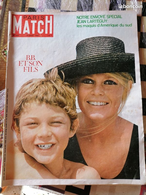 Paris match 19 août 1967 Brigitte Bardot et son fils (image 1)