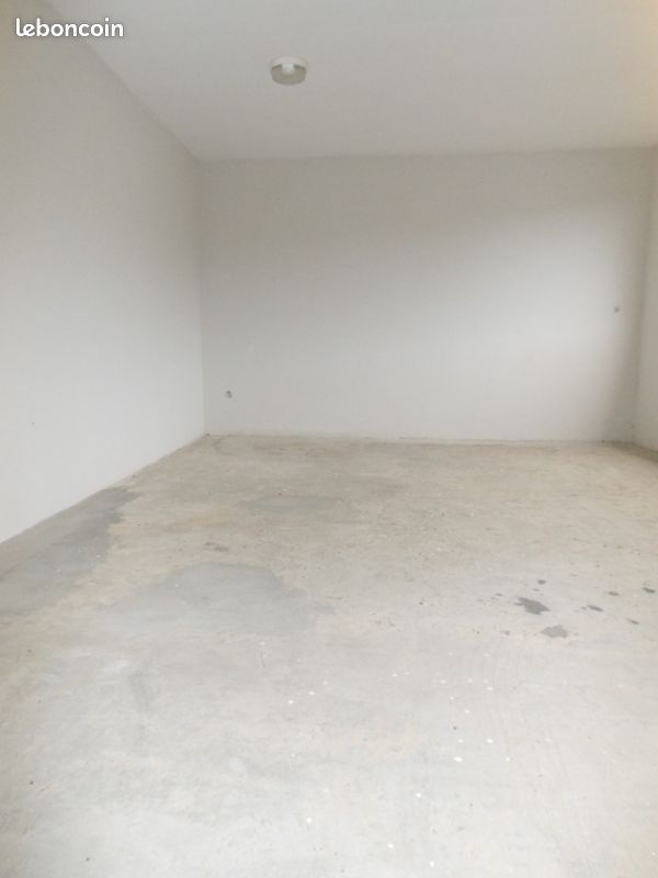 Garde meubles et Parking couvert sécurisé pour quad, moto, voiture · à Les Trois-Îlets · 120 €