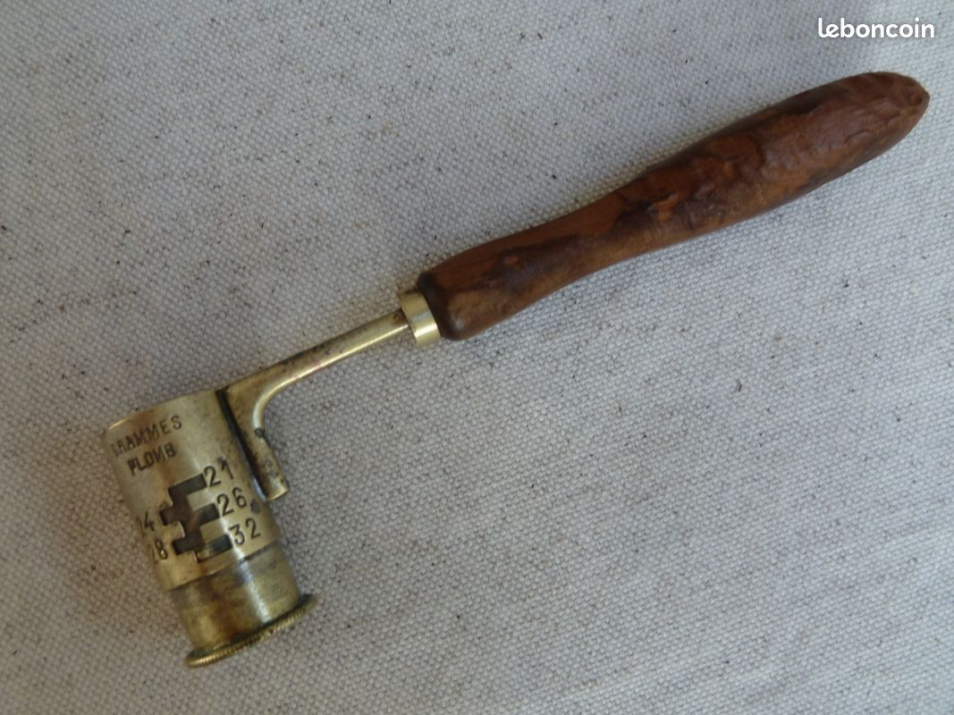 ancien doseur acier pour poudre T - Marque E.C à l'ancre de