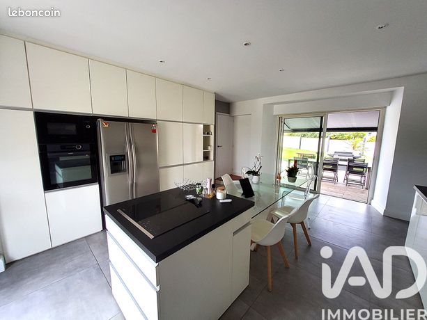 Maison 8 pièces 373 m² — 5
