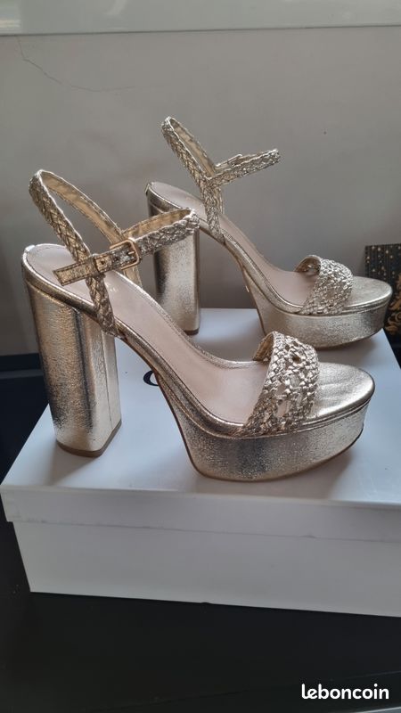 Chaussures Guess Talons Compensés Dorés Pointure 6.5 - Satin Noir - Occasion