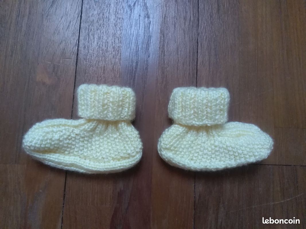 Chaussons de naissance en laine - jaune pâle - faits main (image 2)