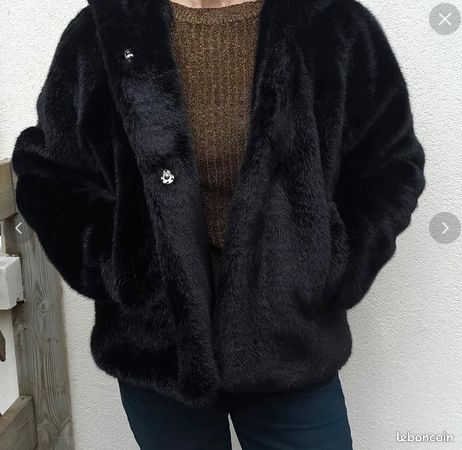 Manteau court en fausse fourrure noir avec capuche Vêtements