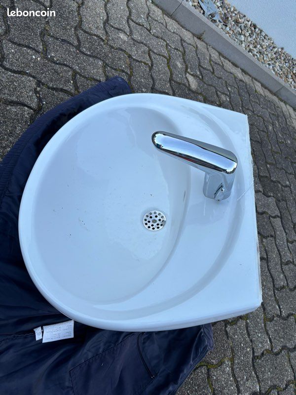 Lavabo avec robinet automatique (image 1)