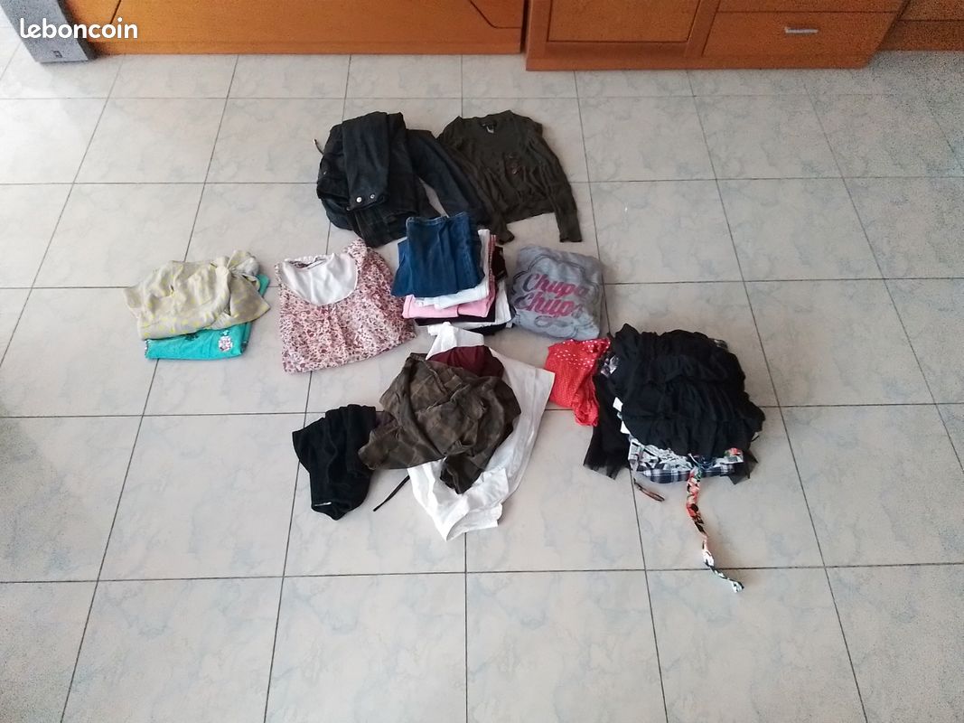 Lot d'habits de 26 pieces Taille S (image 5)
