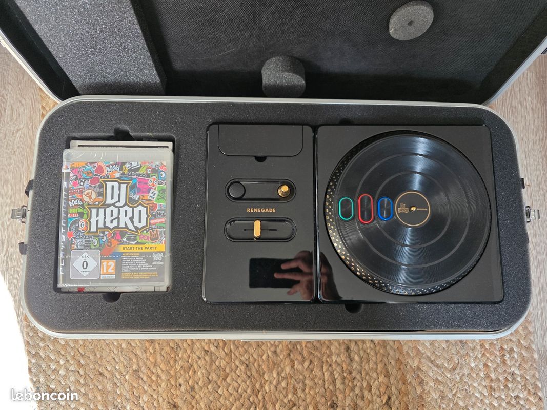 DJ HERO RENEGADE EDITION BUNDLE (COMPLETE IN BOX) (usagé) – Jeux+ Le Magot