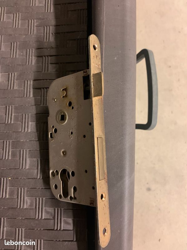 Serrure axe 50 têtière laiton à cylindre (image 1)