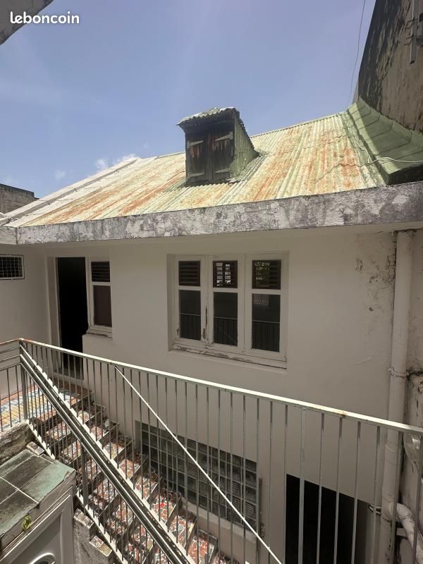 Maison 5 pièces 243 m² · à Basse-Terre · 243 m² · 177 000 €