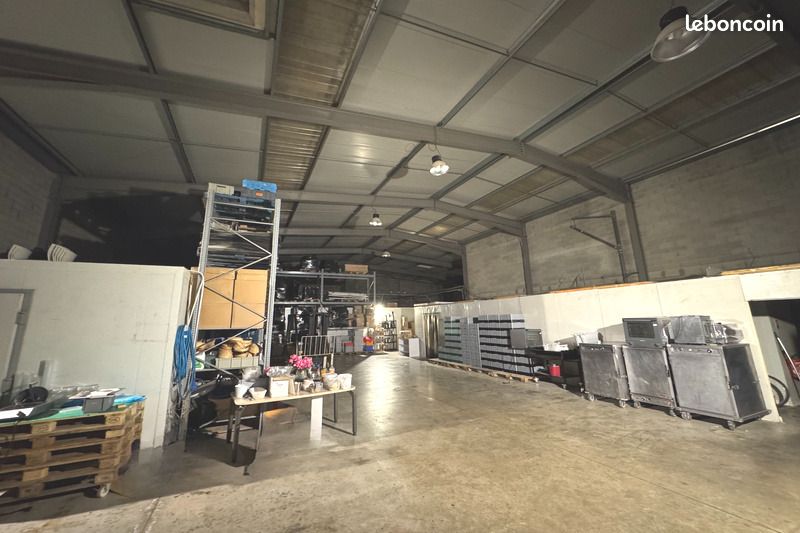 Local d'activité 900 m² (image 2)