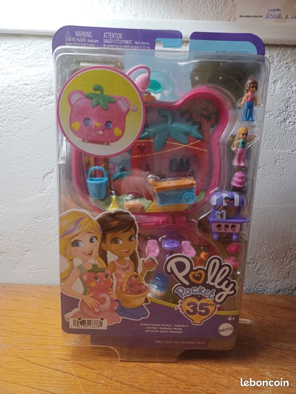 Polly Pocket Coffret Ourson Fraise avec Jardin, 2 Mini-Figurines, 12 Accessoires Dont Panier Élévateur, 5 Éléments De Jeu, Jouet Voyage, Jouet Enfant, A Partir De 4 Ans, HRD35