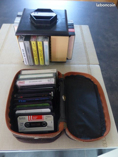 Lot de 30 cassettes audio + support de rangement tournant 20 cassettes (image 1)