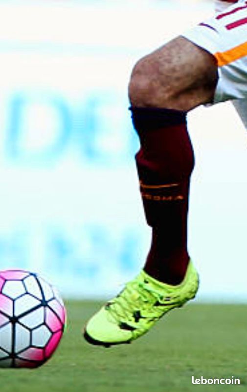 Crampons porté par Mohamed Salad as roma liverpool no maillot