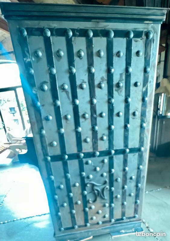 Armoire métallique style coffre fort (image 1)