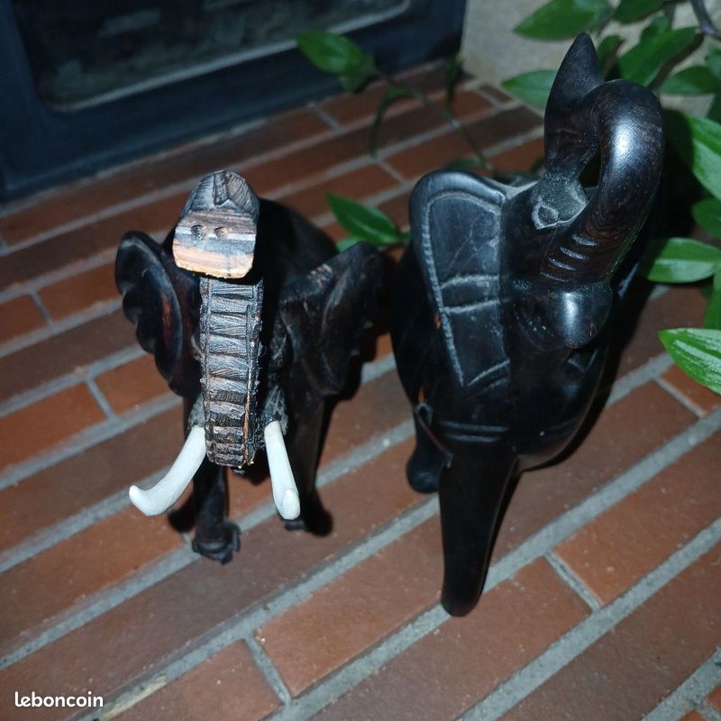 Deux éléphants sculptés en bois – décoration ethnique / artisanale (image 2)