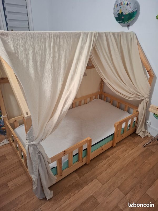 Structure Lit Cabane Enfant en Bois Massif avec Barrières - Très Bon État (image 2)