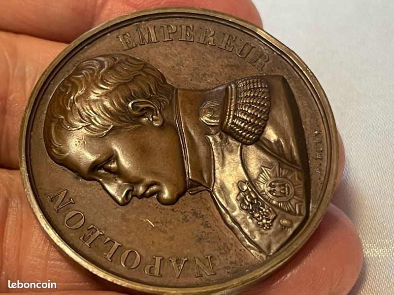 Ancienne Médaille PORTABLE NAPOLEON bataille d’Austerlitz BRONZE SIGNéE