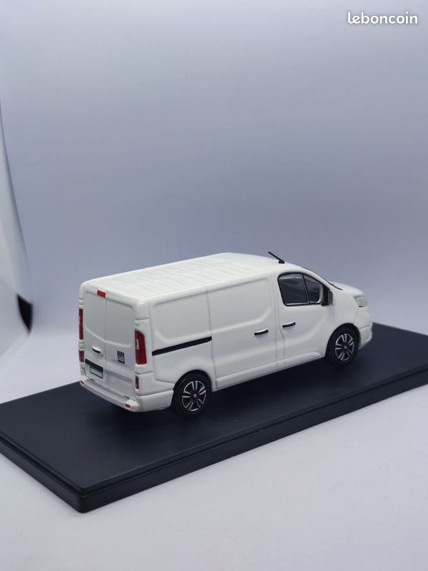 CAMION RENAULT 1000 Kg Fourgon Tole Pernet Telecommunication 1/43
