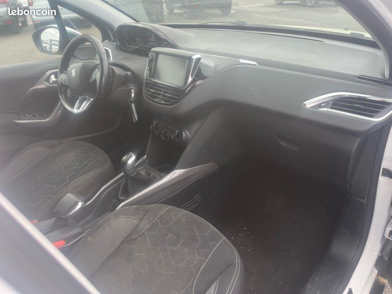 PEUGEOT 2008 1.2 82 ch Style 4890 Ferme (image 4)
