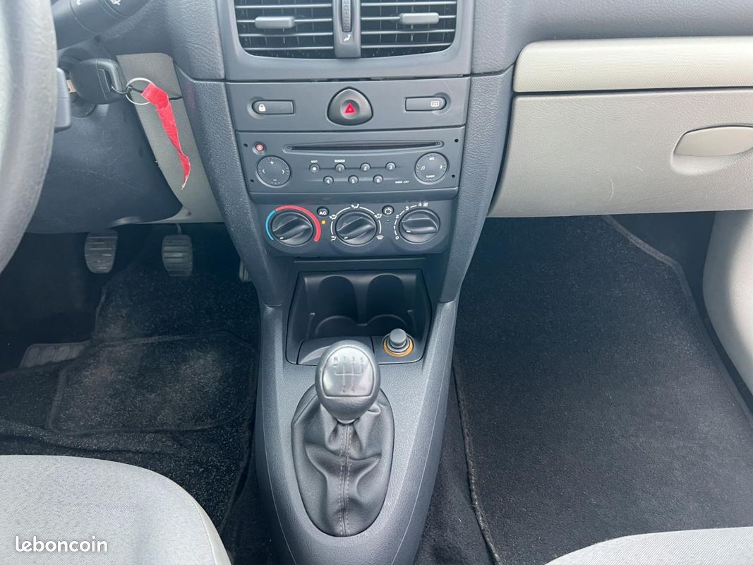 RENAULT CLIO 1.2i 16V II BERLINE Authentique PHASE 2 (image 14)