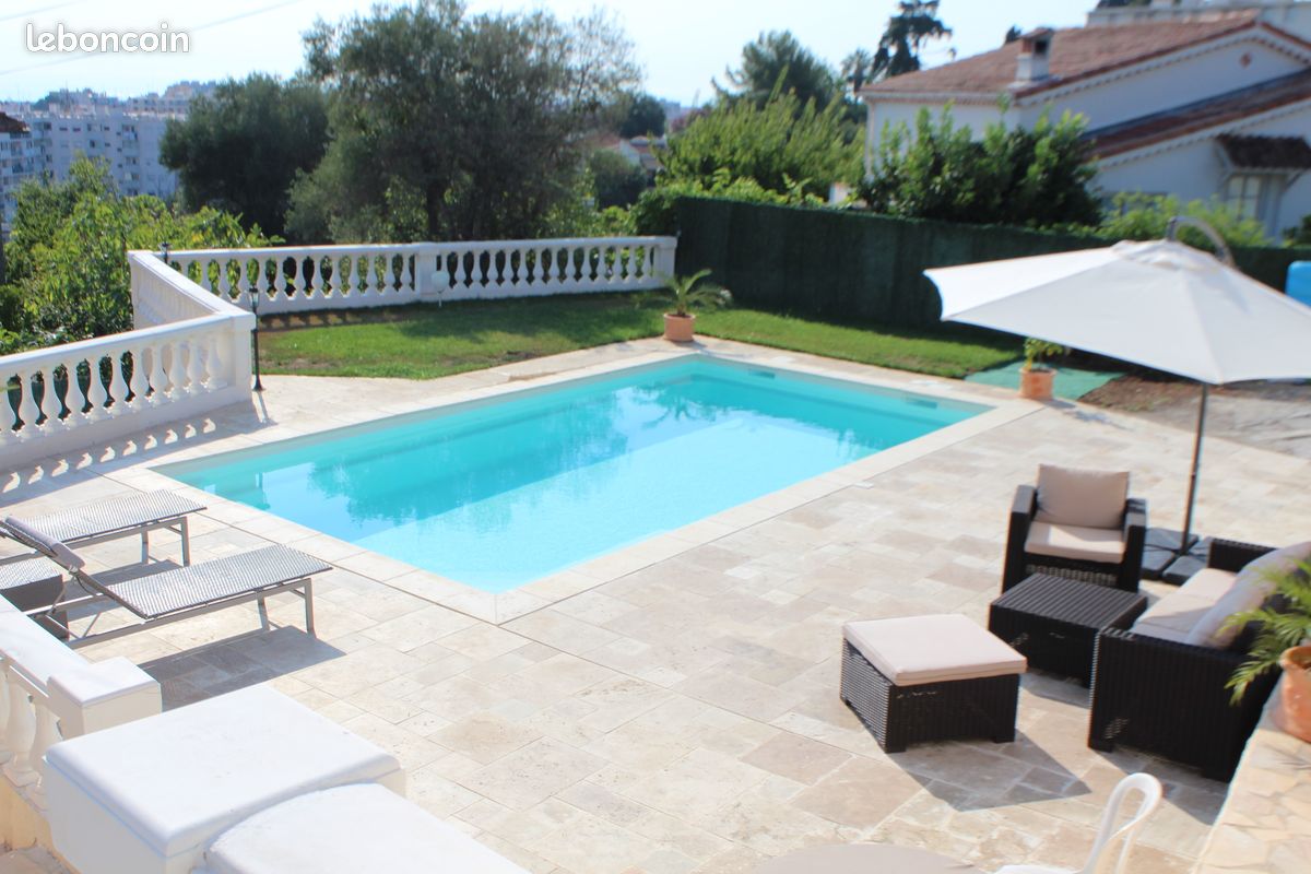 Rez de villa piscine privative vue mer à Antibes (image 1)
