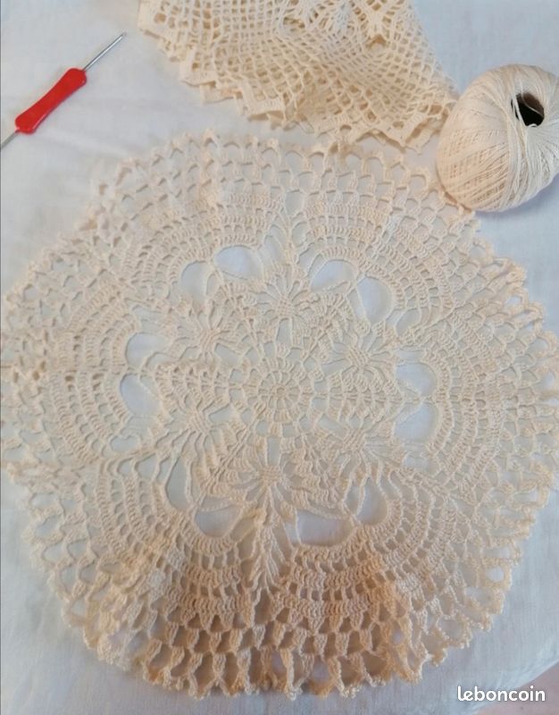 NAPPERON ANCIEN CROCHET FAIT MAINS ECRU / MARRON 70 x 35 EUR 10,00