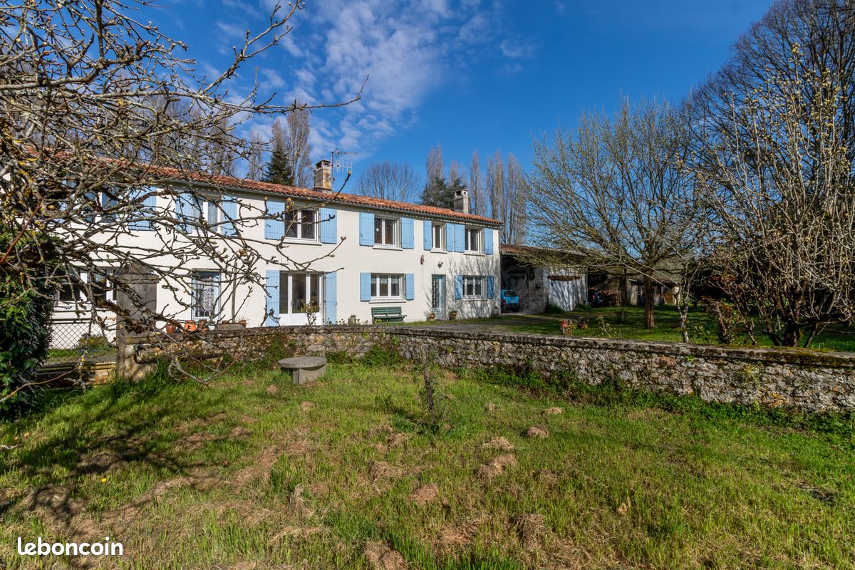 Maison 8 pièces 245 m² · à Nieul-lès-Saintes · 245 m² · 388 500 €