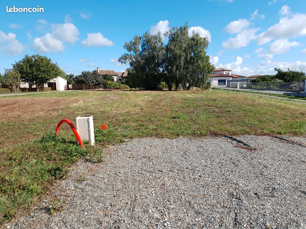 Terrain 990 m² · à Saint-Hilaire · 990 m² · 99 000 €