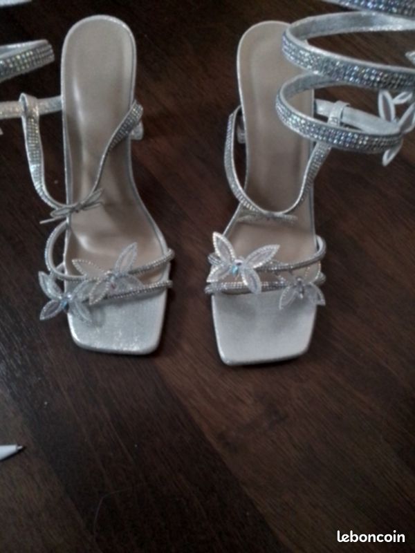 Escarpins à talons pour femme en très bon état pointure 39 (image 2)