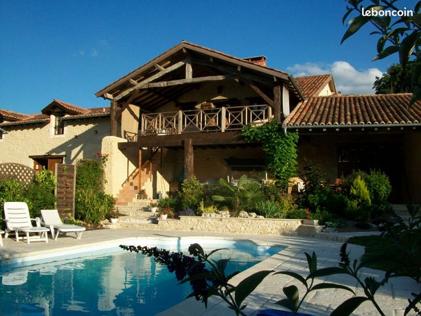 Propriété de caractère, rénovée, avec gîte et piscine. Calme et tranquillité à la campagne, à 10 min de Saint-Astier (à l'ouest de Périgueux)