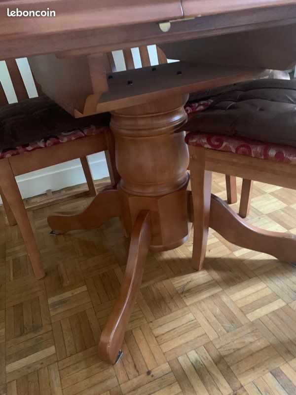 Table à manger en bois avec ces 4 chaises (image 1)