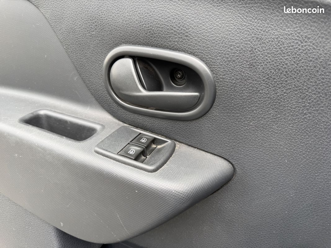 DACIA SANDERO 1.5 DCI 75 ch AMBIANCE - VITRE ELECTRIQUE - DISTRIBUTION POUR LA VENTE (image 18)