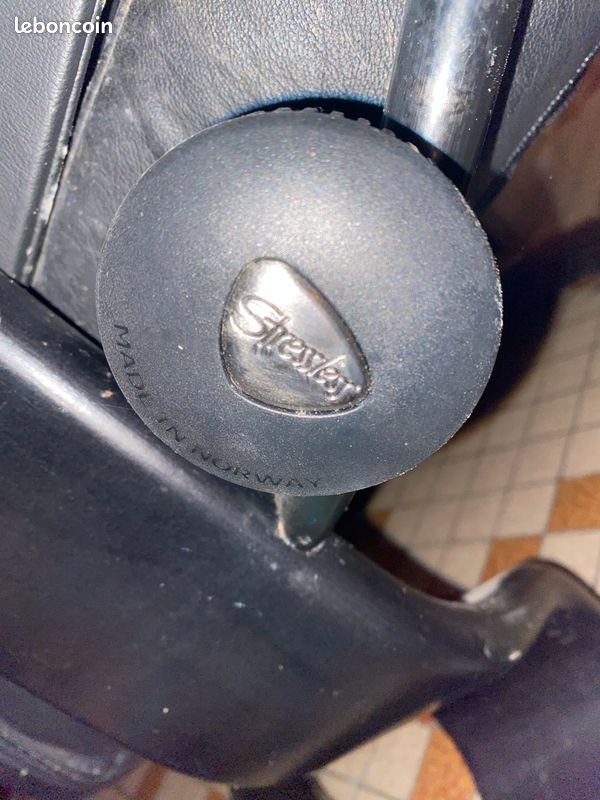 Fauteuil Stressless en cuir et son repose pieds (image 3)