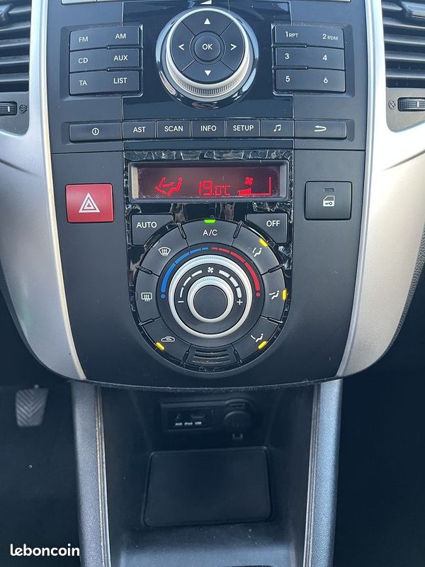 Kia VENGA 1.6 CRDI115 FAP URBAN CHIC (image 14)