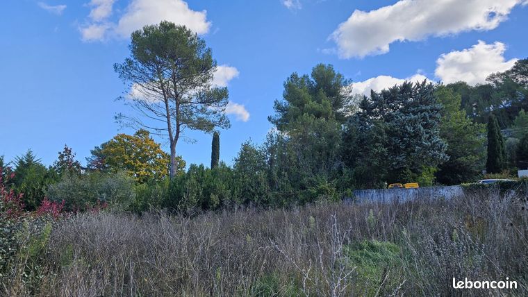 Terrain à bâtir de 1075 m² à VENELLES (13)