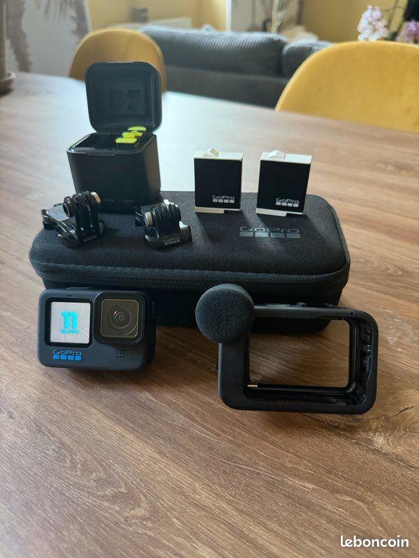 GoPro Hero 11 Black + module média + 4 batteries et chargeur (image 1)