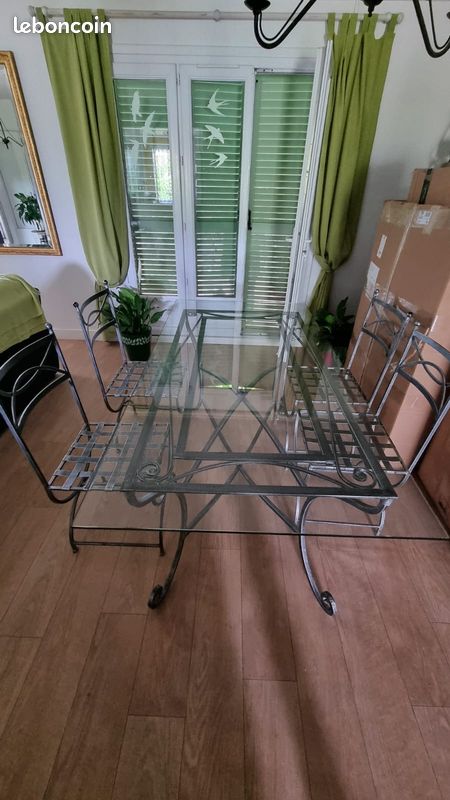 Table en verre et acier et ses quatre chaises (image 1)