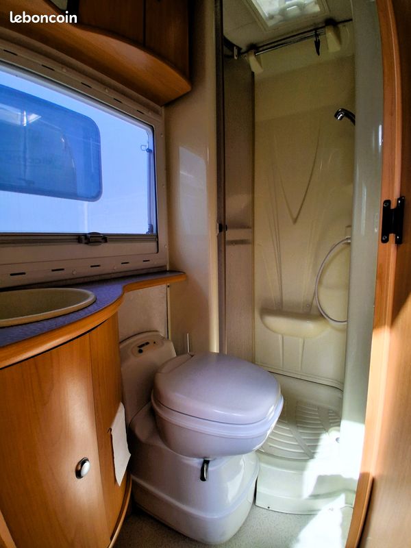 Camping-car d'occasion chausson welcom 70 + 2004 + 2.8l hdi + 130 cv + compact 6,36 m + lit a la francaise + dinette transformable en lit 2 places + antenne satellite + porte velos (image 8)