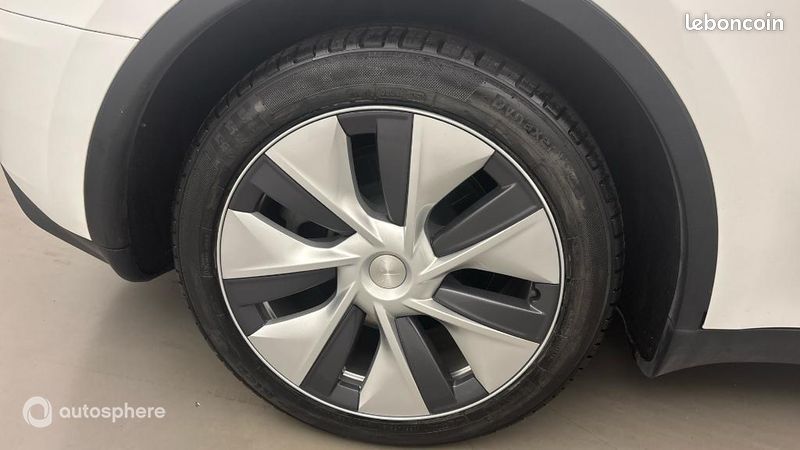 Tesla Model Y Standard RWD (image 20)