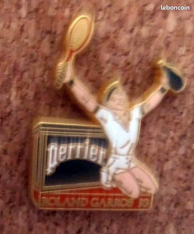 PIN'S PEUGEOT 205 ROLAND GARROS - SIGNÉ ARTHUS BERTRAND / EX