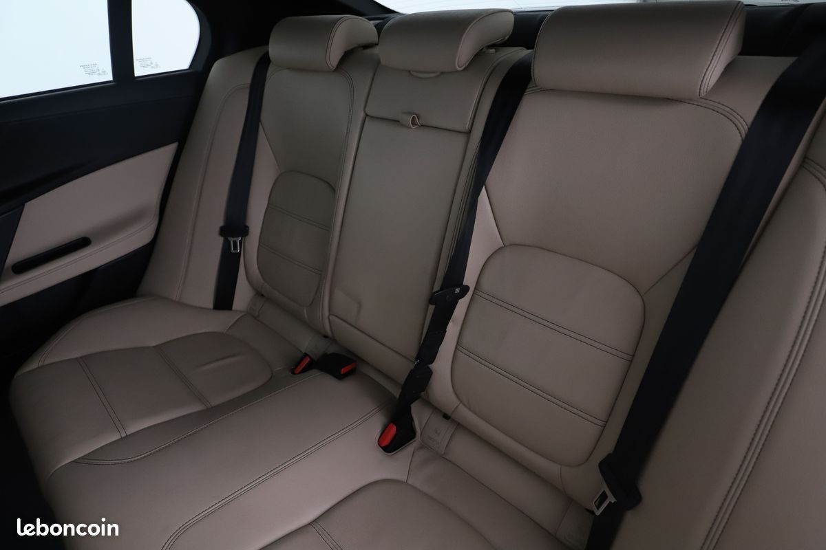 Jaguar XE 2.0d Prestige Auto 180 ch (image 8)