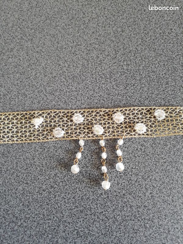 Bijou tour de cou en dentelle dorée et perles (image 2)