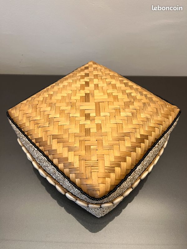 Boite à offrande en bambou ornée de perles et coquillages