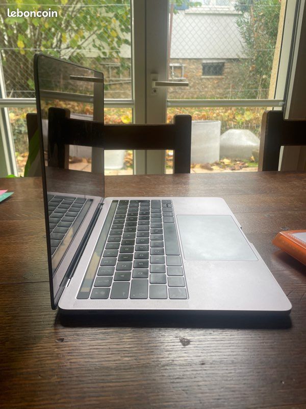 Apple MacBook Pro Retina - PC portable reconditionné 13.3 - Core i5 - 8 Go RAM - 256 Go SSD Pas Cher | Bureau Vallée