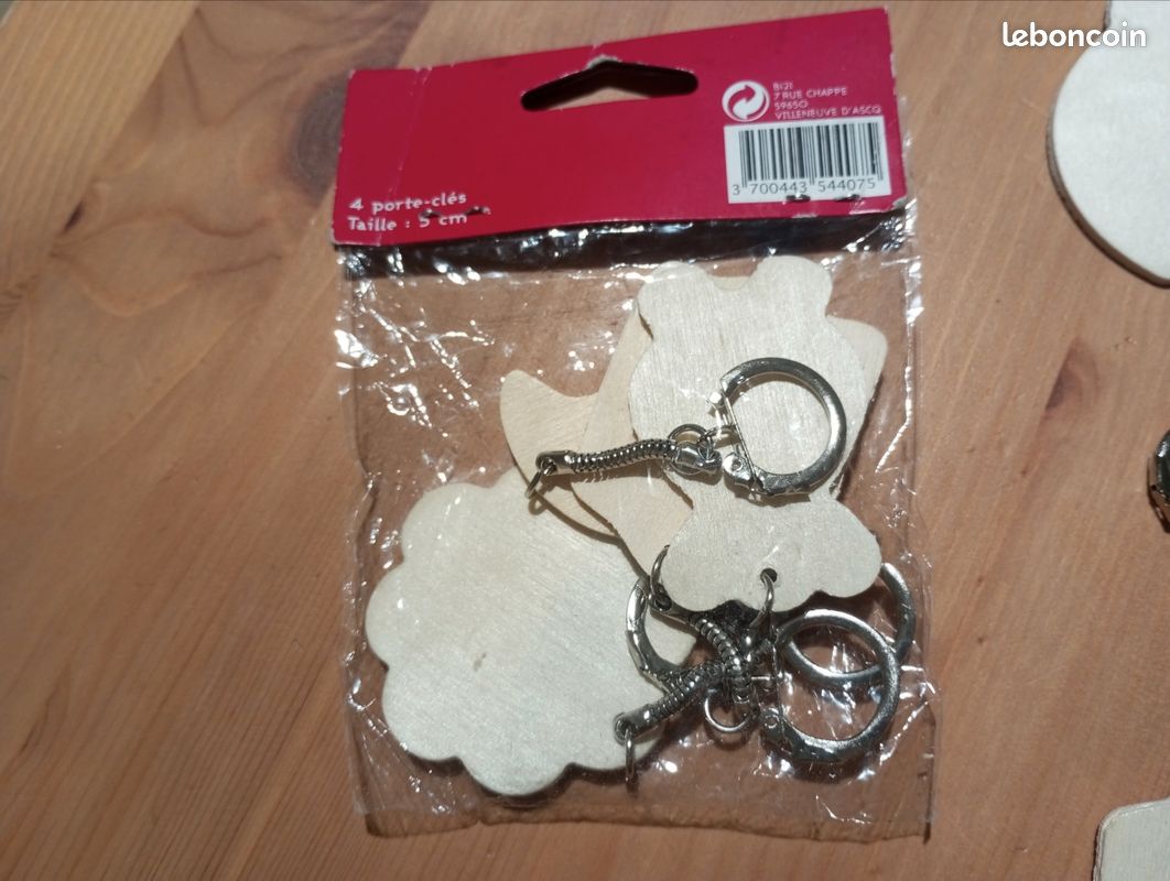 Porte clés en bois à décorer...
Neuf ( mais 1 porte clé avec une légère trace) (image 2)