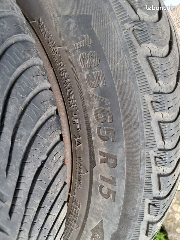 Vends 2 roues neige michelin en 185 65 15.convient pour xsara 208 et c3 (image 2)