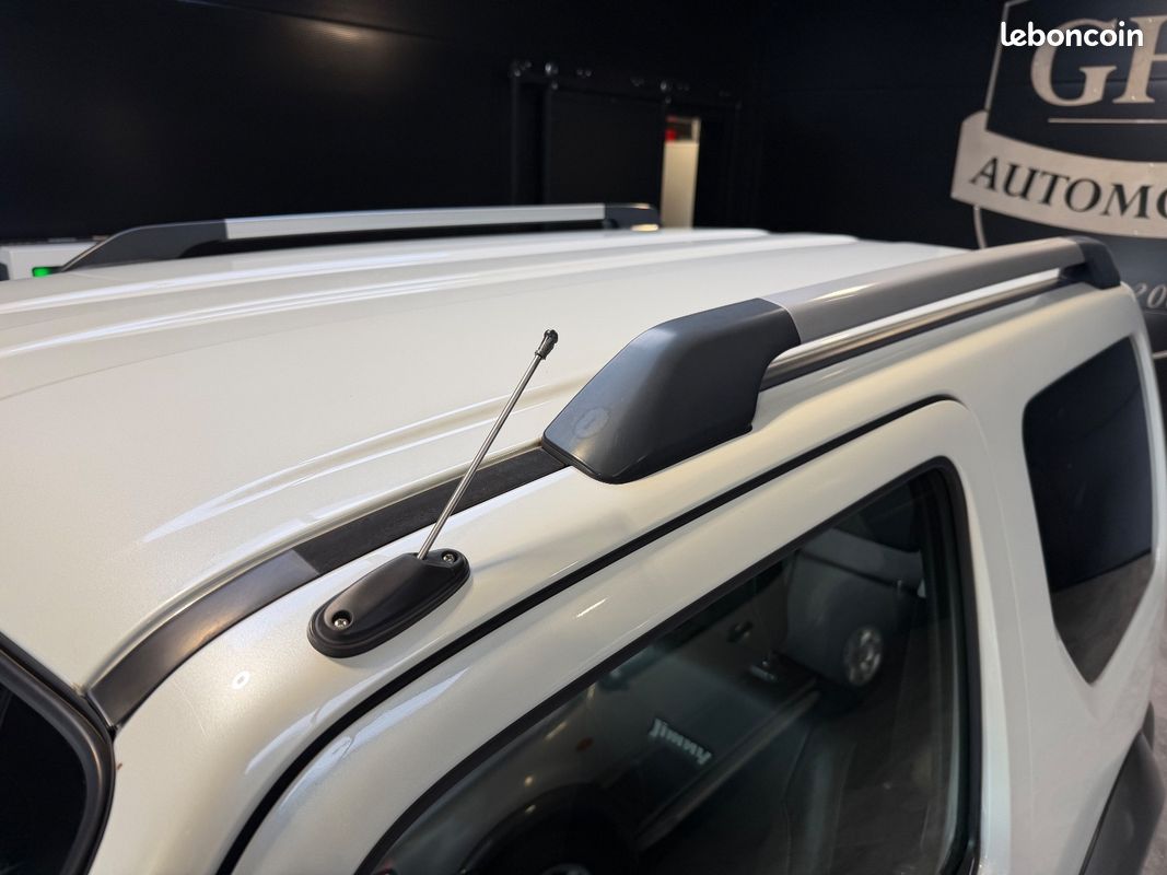SUZUKI JIMNY 1,3L VVT 86Ch 4X4 3 PORTES 1ère MAIN (image 10)