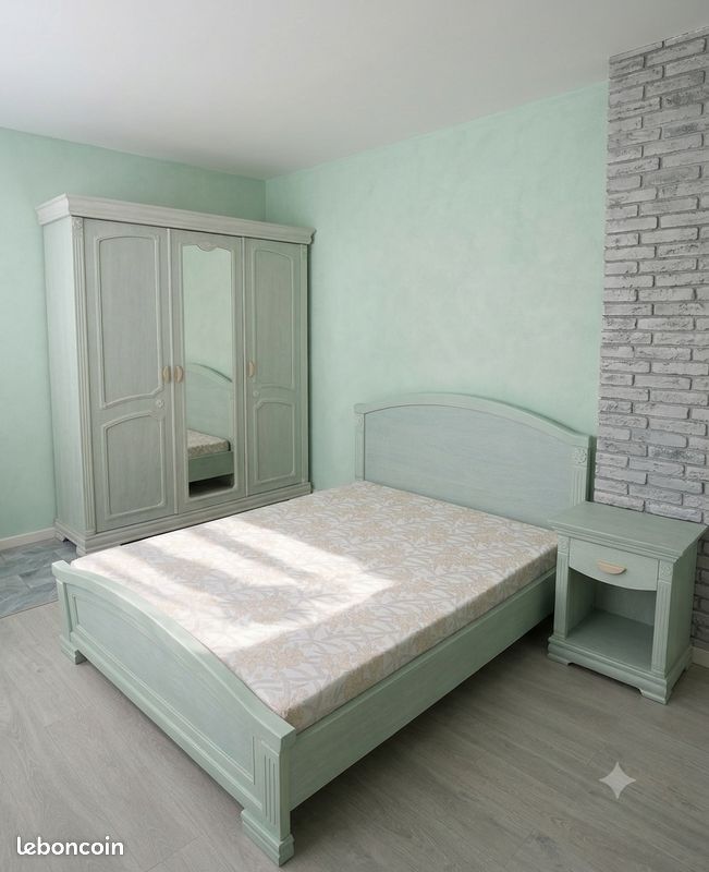 Chambre complète en bois vert clair – Lit + Sommier 140x190 + Armoire + Chevet (image 1)